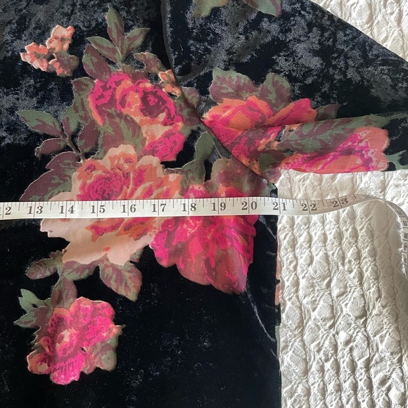 Karen Kane Black Velvet Burnout Bell Sleeve Floral Top Women’s M - Picture 11 of 13